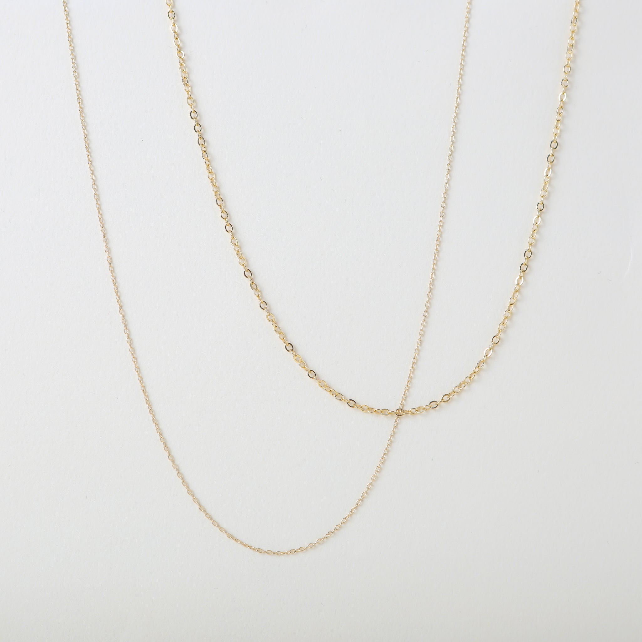 2 Gold necklaces with lobster clasp